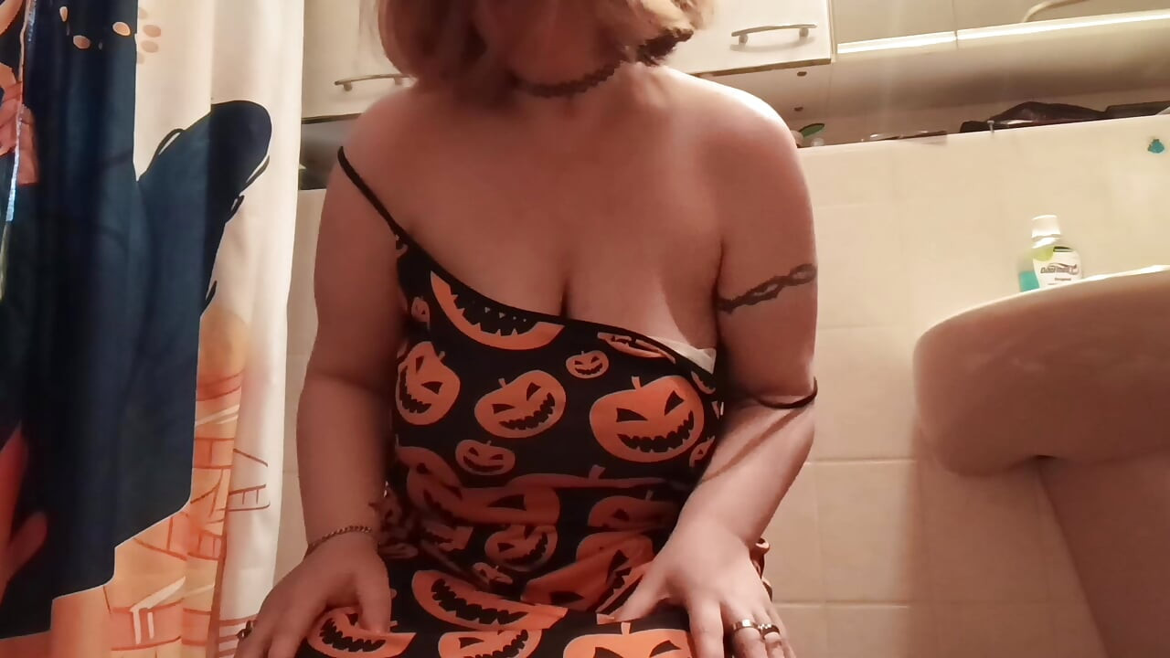 I hope my party guests don't hear me pissing