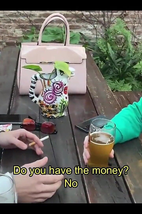 Daje żonie spłatę długu