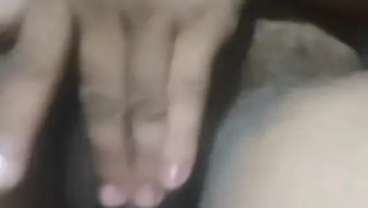 Wanita desa Desi masturbasi air vagina untuk pacar Gassi Goody Sex Video