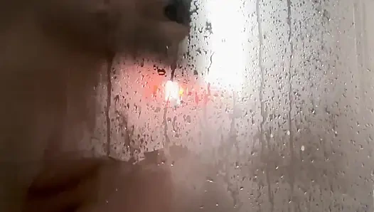 Yüksek sesle dövmeli büyük doğal göğüsler duş alıyor ve parmakları ve pembe dildoyla şov yapıyor