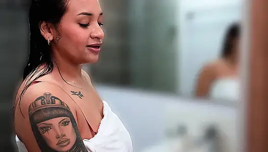 Брюнетка С Большой Грудью Прикосновывается В Ванной После Спортзала