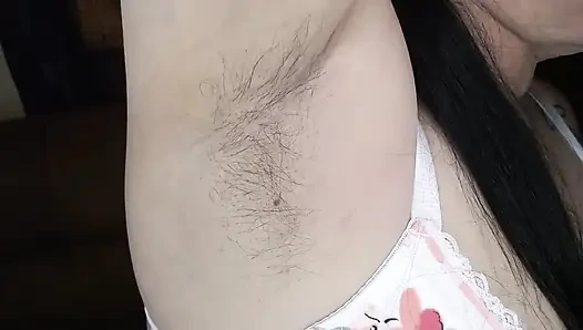 Kıllı koltuk altı yakın çekim yağlanmış taraklı