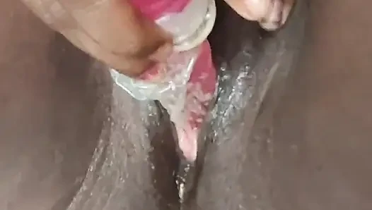 Evli kadın amının içine bir oyuncak sokuyor
