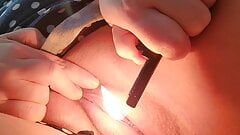 Matură sexy incitantă se joacă cu focul direct cu flăcări pentru a juca pizda și tortura clitorisului cu masturbare cu flacără mai ușoară