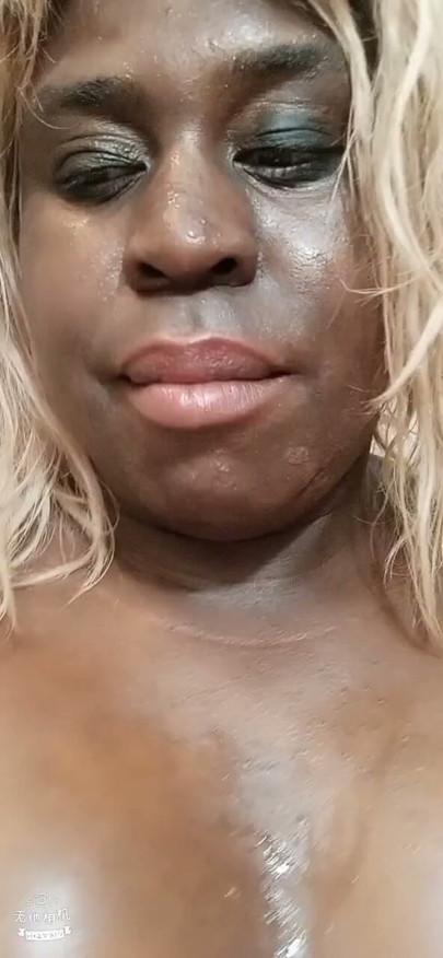 Anoniema Rose's bathroom thickness | Clip 1