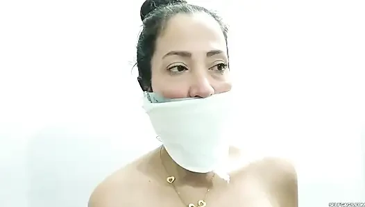 Lezbiyen orta yaşlı seksi kadın partnerleri çıplak bağlı, şaplak atılıyor ve genç kız tarafından ağzı tıkanıyor