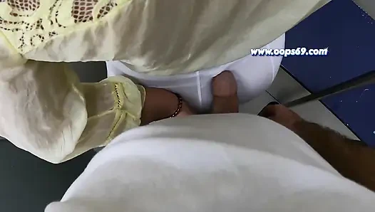 Fremde Geile MILF Berührt Meinen Schwanz in Der U-bahn - Schwanz Reiben Handjob Im Öffentlichen Zug