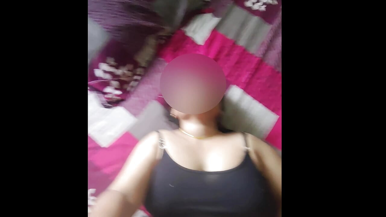 Jugosa india de pecho grande en camisole negro en primer plano follada duro y preñada al estilo perrito