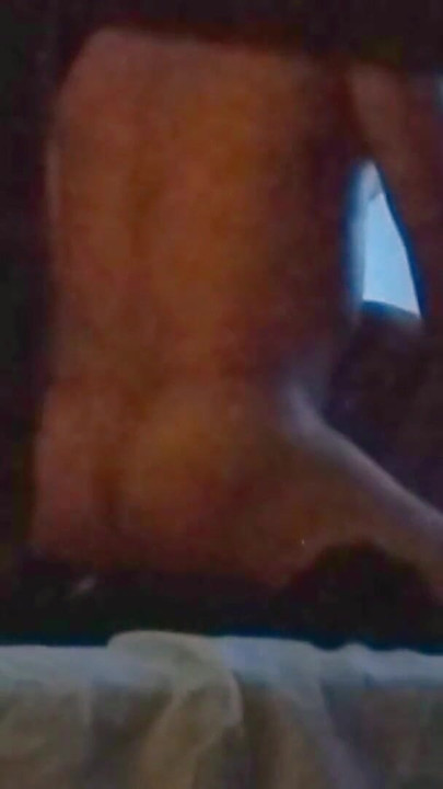 Veoma obla i ugomedavajuća studentkinja prolazi kroz svoje predmete. | Klip 1