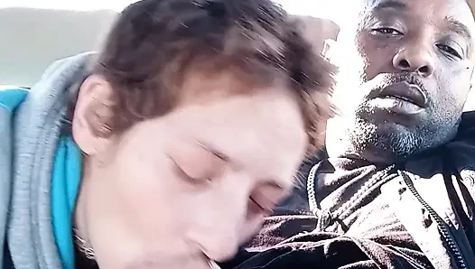 Грязная уличная шлюха пьет мою сперму на завтрак. МАМАША