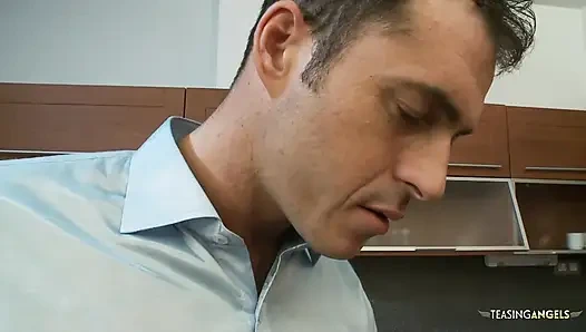 Hausfrau wird überredet, ihren ehemann in der küche zu ficken