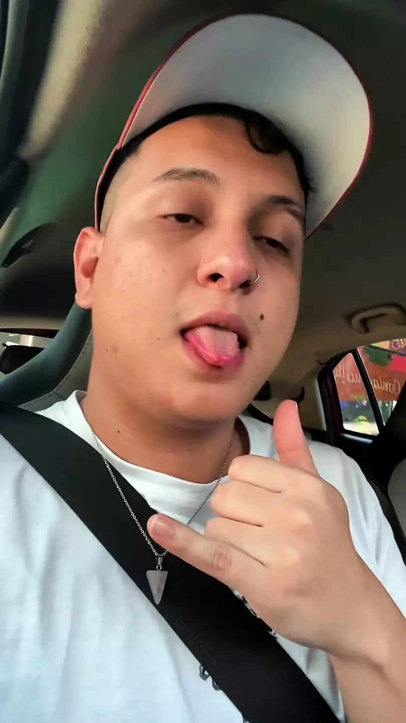 HE WRITES ME THAT HE IS AT THE GYM BUT THAT HE WANTS TO SUCK A BIG BIG FAT PINK PENIS