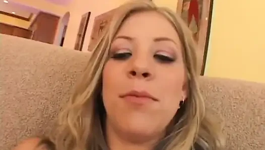Adam kanepede iki genç beyaz kızı sikiyor