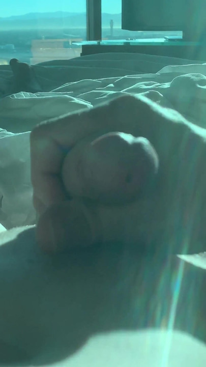 Tynn rødhåret Twink rykket til intens orgasme Stort Cumshot