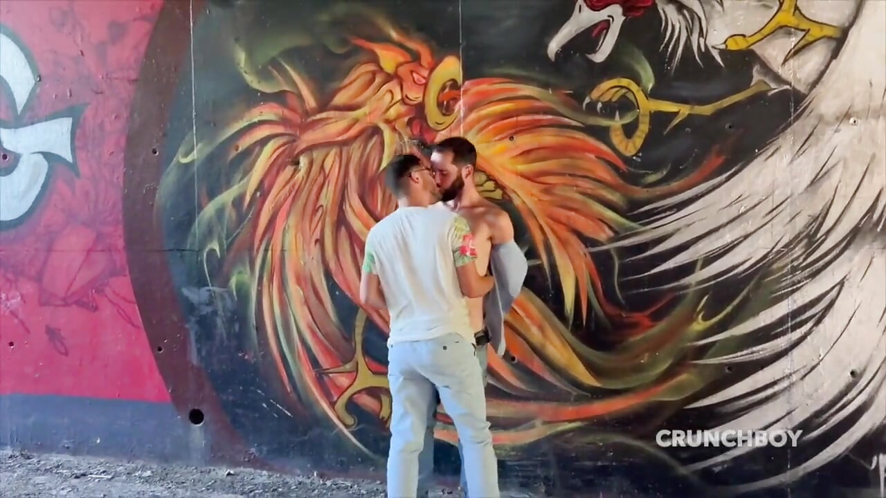 Французький красунчик відтраханий прямим кучерявим чуваком на відкритому повітрі