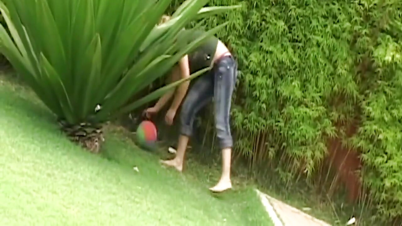 Tante seksi rambut pirang dientot habis-habisan sama kontol besar pria kulit hitam sampai dicrot di luar ruangan
