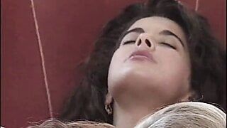 Deux vidéos de production italienne excitantes avec des stars du porno à succès avec Angelica Bella et ses copines lesbiennes sexy