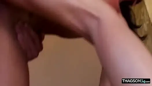 Cewek sange rambut cokelat ini lagi asik nyepong kontol sampai tenggorokan dan di-fingering