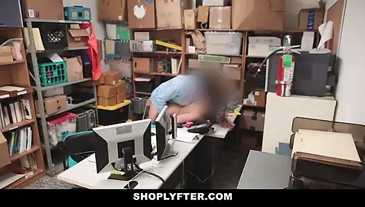 Крошечную тинку Naiomi Mae застукали за кражей в магазин и взяли на стрип-поиск