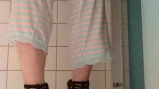 Sissy me em feminino pj e saltos de tiras !!