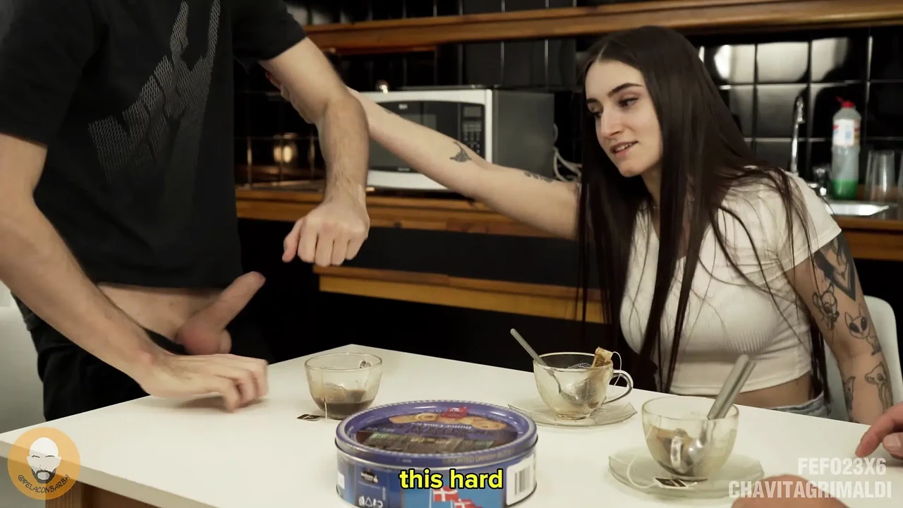 她想要一个在嘴里, 一个在她的阴户里