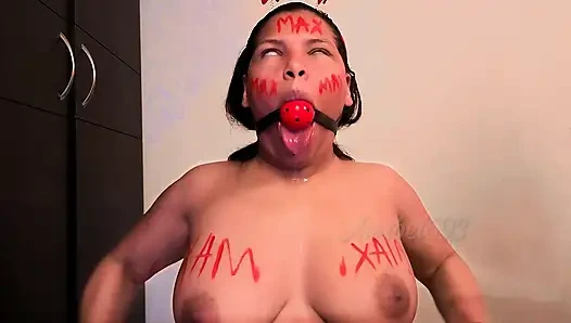 BODY WRITING BICH BDSM ICH SCHREIBE AUF MEINEN HURENKÖRPER, BDSM UND 4 SCHWÄNZE FICKEN MEINE SKLAVENKEHLE, ICH MALT RIESENPENIS AUF MEIN GESICHT
