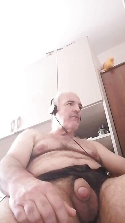 ¡Me masturbo mi polla dura disfrutando como un cerdo mientras veo una película porno!
