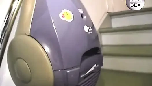 Amatör derin parmaklanıyor ve sert yarak emiyor