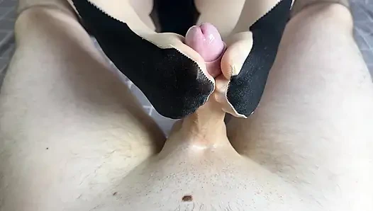 Dia suka membawa penis ke orgasme dengan kakinya