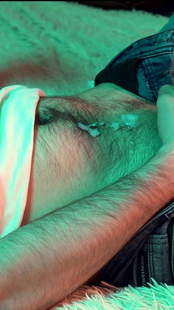 Okouzlující okamžik od "mladý sexy chlap sleduje porno na telefonu a honí si svého malého ptáka."