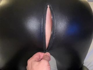 Milf del Reino Unido en catsuit en revela perfecto plug anal
