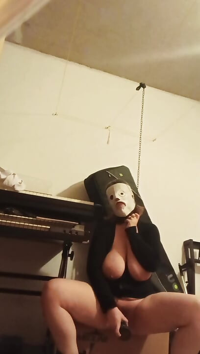 גברת מטאל סקסית נימריה מאלפוי גומרת ומתפשטת