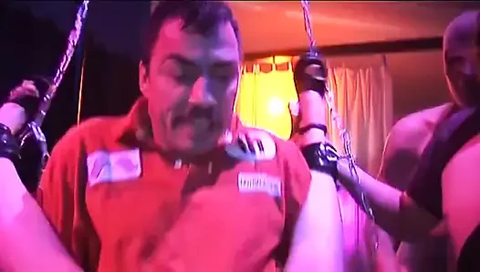 Reifes schätzchen gangbang von geilen hengsten in wilder club-orgie