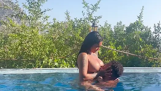 Havuzdaki Kocama Karşı Sadakatsiz Olmak, Büyük Penis Komşu Yasmina Khan
