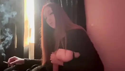 Cewek sange ini lagi asik muasin memeknya pakai dildo sambil merokok