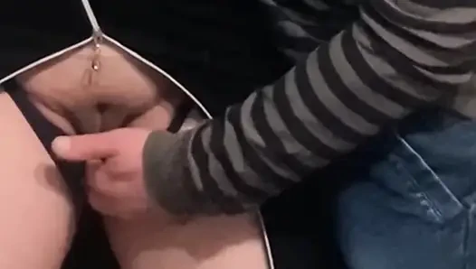 Omg!!! Kalabalık metrodaki yabancı - amcık parmaklıyor