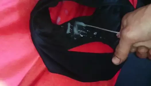In ihren Slip gespritzt