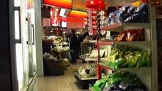 Azgın orta yaşlı seksi kadın otoyol macerasında büyük dildo dolduruyor