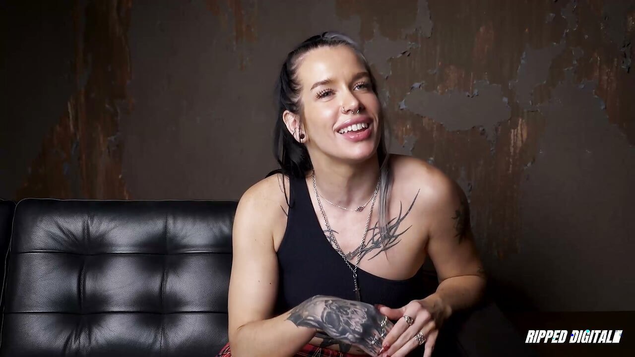 Sâni Perforați Juicy Dubz Supunere Cu Un Pic De Joc Cu Vibratorul