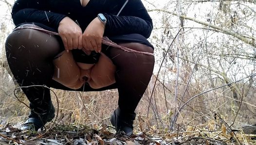 Potente lluvia dorada del coño de una voluptuosa milf al aire libre