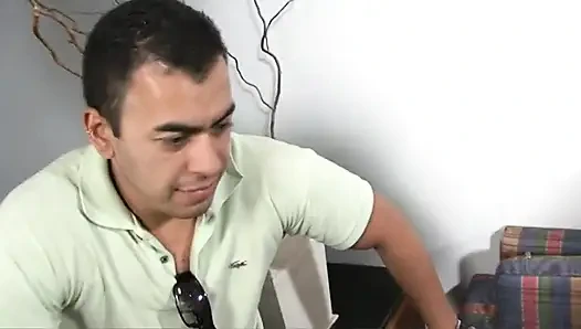 Evli kadın kocasının önünde büyük siyah yarakla sikiliyor