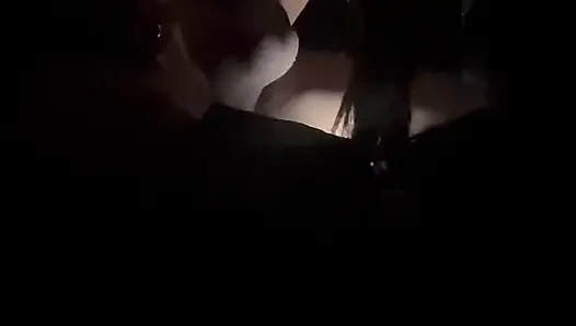 Zwei Latinas lutschen Schwanz im Auto