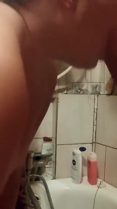 Momento scuotendo da "Volevo lavarlo ma sono venuto a succhiarlo"