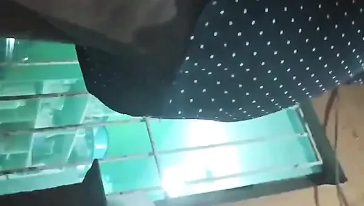 Bahçede. Komşu beni görmüş olabilir mi?