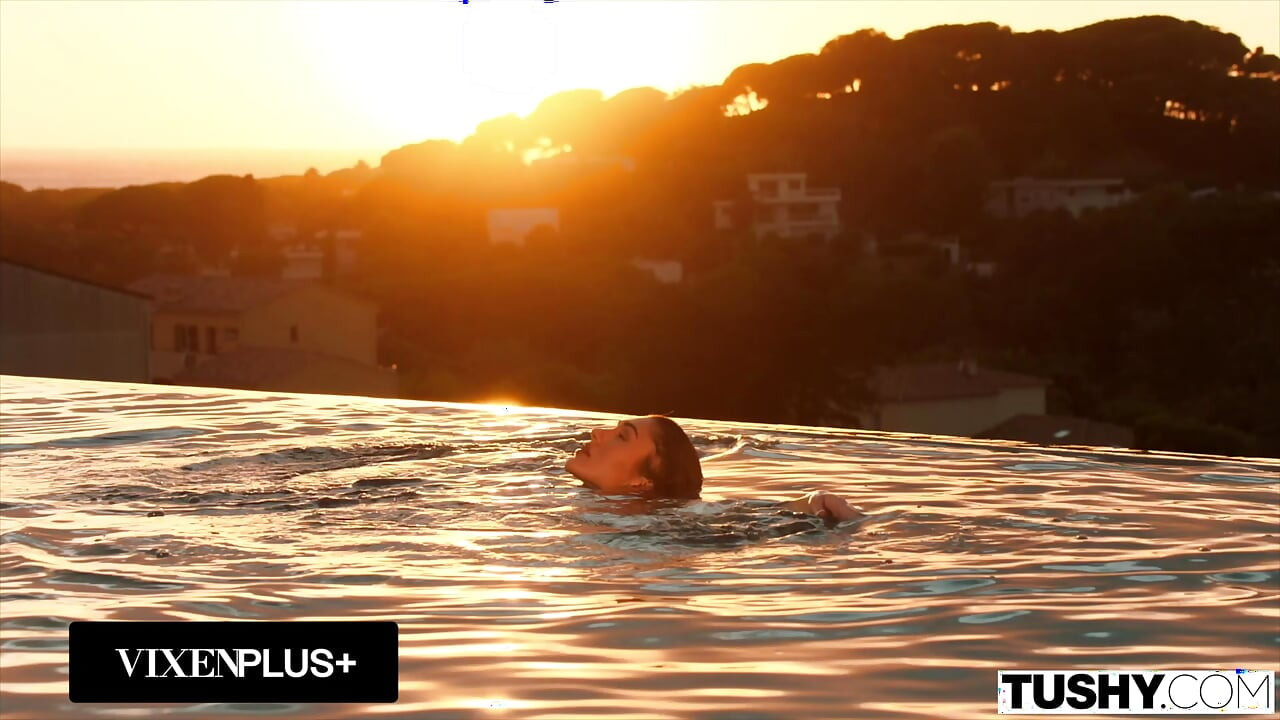 Prdelatá atletka Jadilica trénuje svůj těsný zadek, aby si vzal zlato ve roztahování