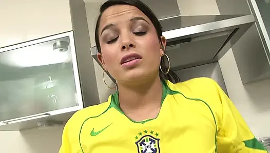 Cewek brasil dengan seragam bugil dan main solo di dapur