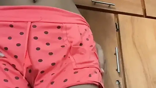 Привлекательная 18-летняя с идеальной фигурой в настоящем любительском видео