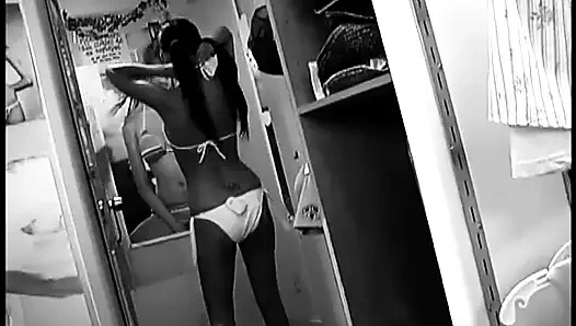 Dua tante semok ini lagi asik jilat dan masturbasi memeknya pakai dildo ukuran raksasa