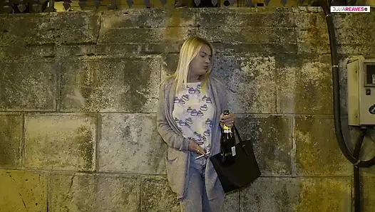 Tamamen işemiş yatağımda mastürbasyon yapıyorum