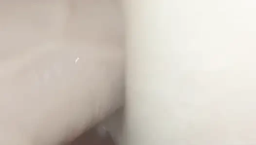 İki büyük dildo alıyor